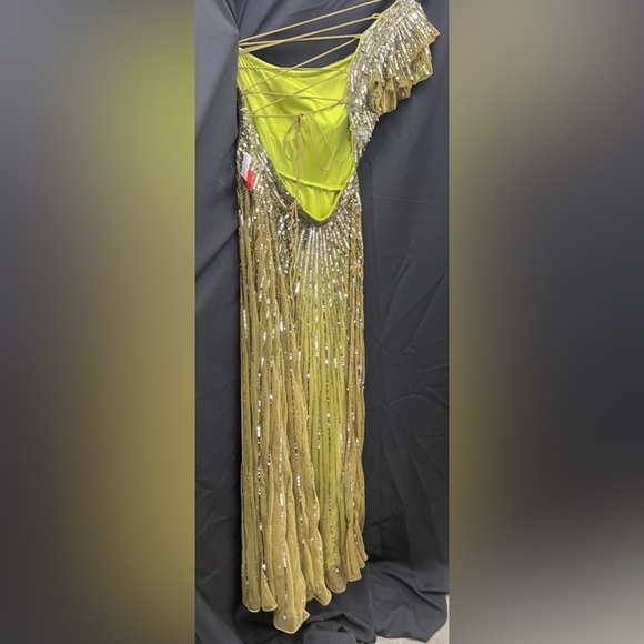 Mac Duggal 5565 NWT SEQUINED ONE SHOULDER FLUTTER SLEEVE A LINE GOWN - Picture 5 of 7